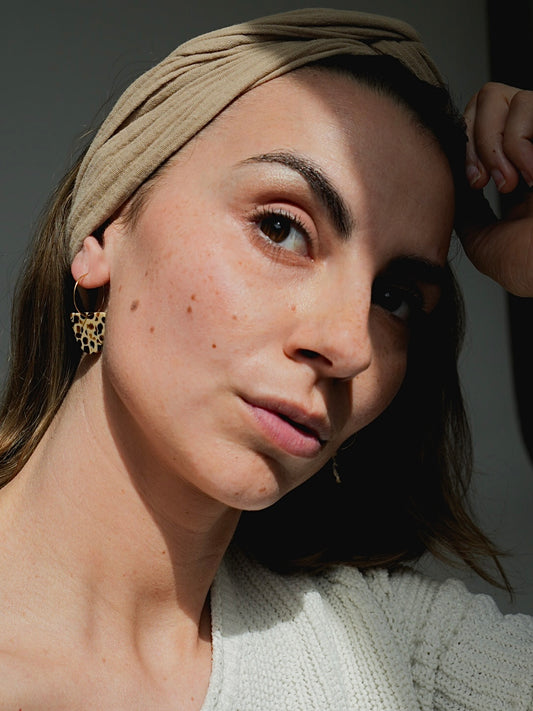 Frontalansicht: Beige-farbenes Drahthaarband mit caramel-farbenen Ohrringen