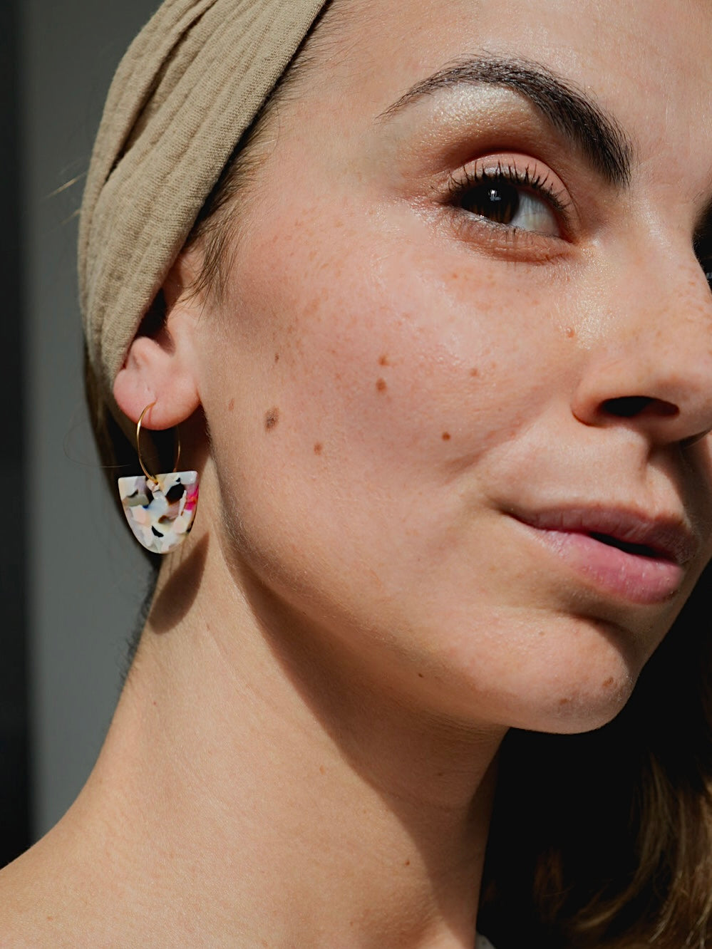 Beige-farbenes Drahthaarband mit confetti-farbenen Ohrringen